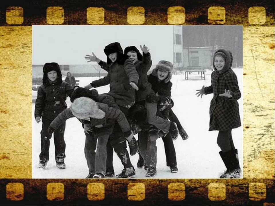 Друзья мальчики. Статус про друзей детства. Детская дружба. Советское детство без гаджетов. Детская фотосессия на природе летом.