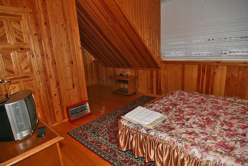 Гостиница метелица домбай. Кафе в городе теберда. Гостиница меридиан домбай. Номера в гостинице шато омск. Домбай кафе на вершине.