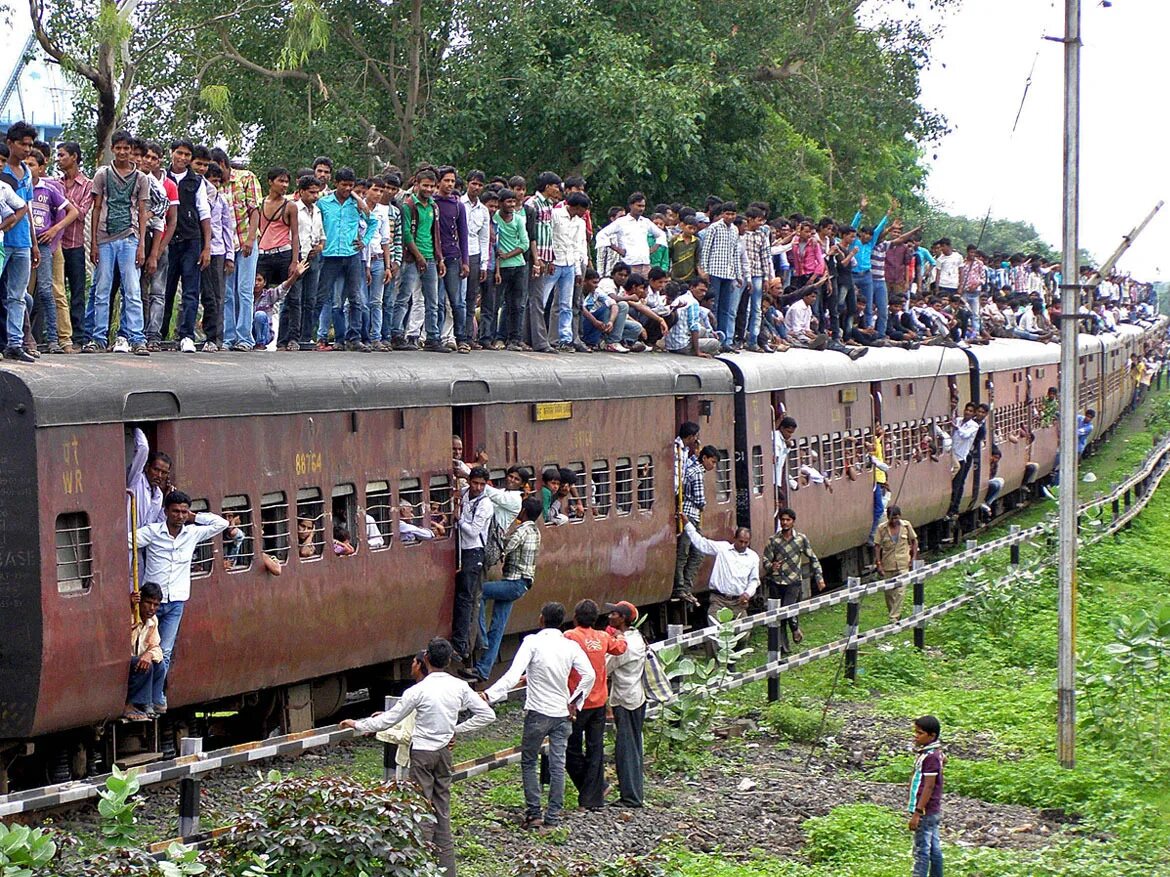 Ужасное путешествие. Поезд в Индии. Пассажирские поезда в Индии. Переполненные поезда в Индии. Поезд в Индии с людьми.