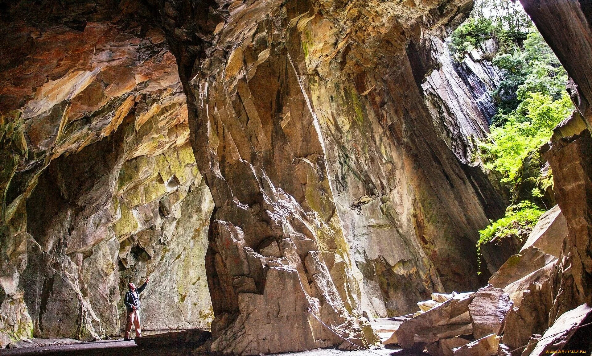 В пещере гор. Кхао вонг. В пещере гор. В пещере гор. Тешик таш скала арка.