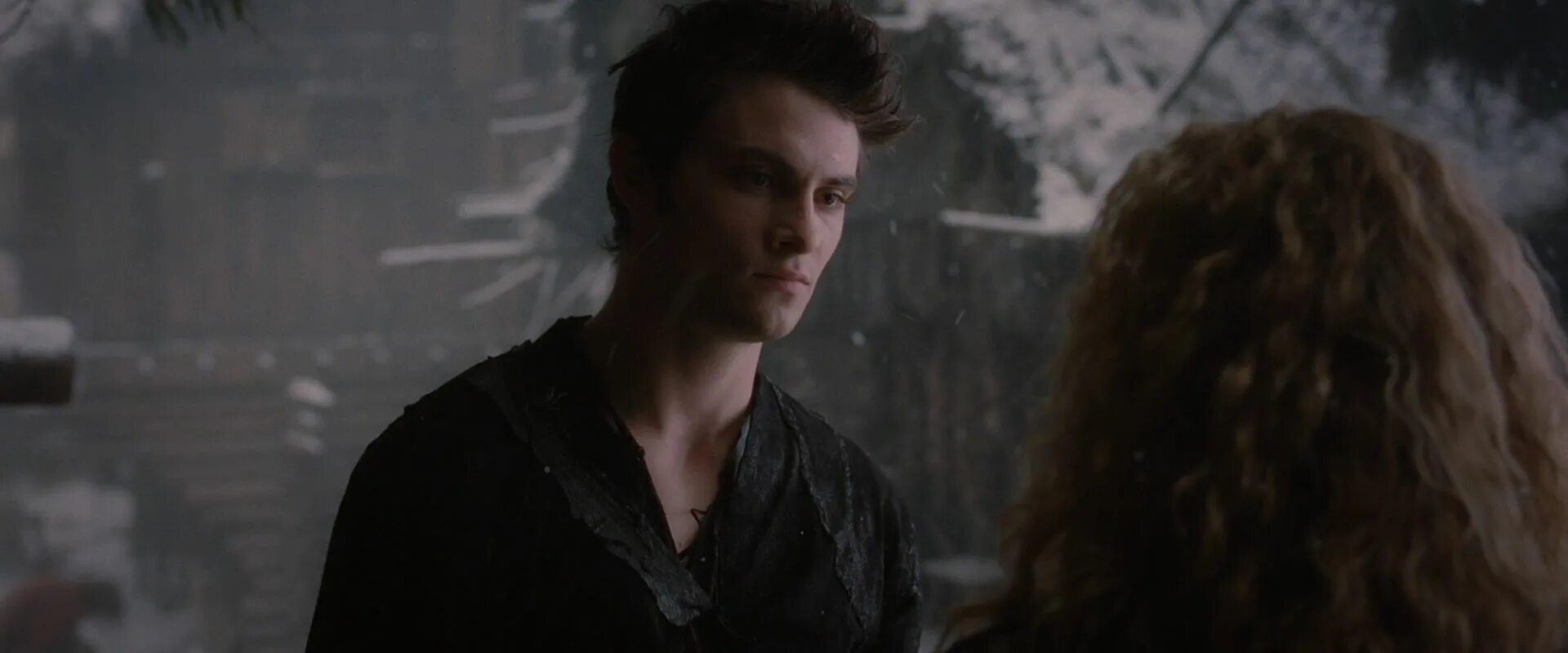 шайло фернандес поцелуй. красная шапочка фильм 2011 питер волк. красная шапочка ужасы 2011. красная шапочка 2011 валери и питер. красная шапочка 2011 валери и питер.