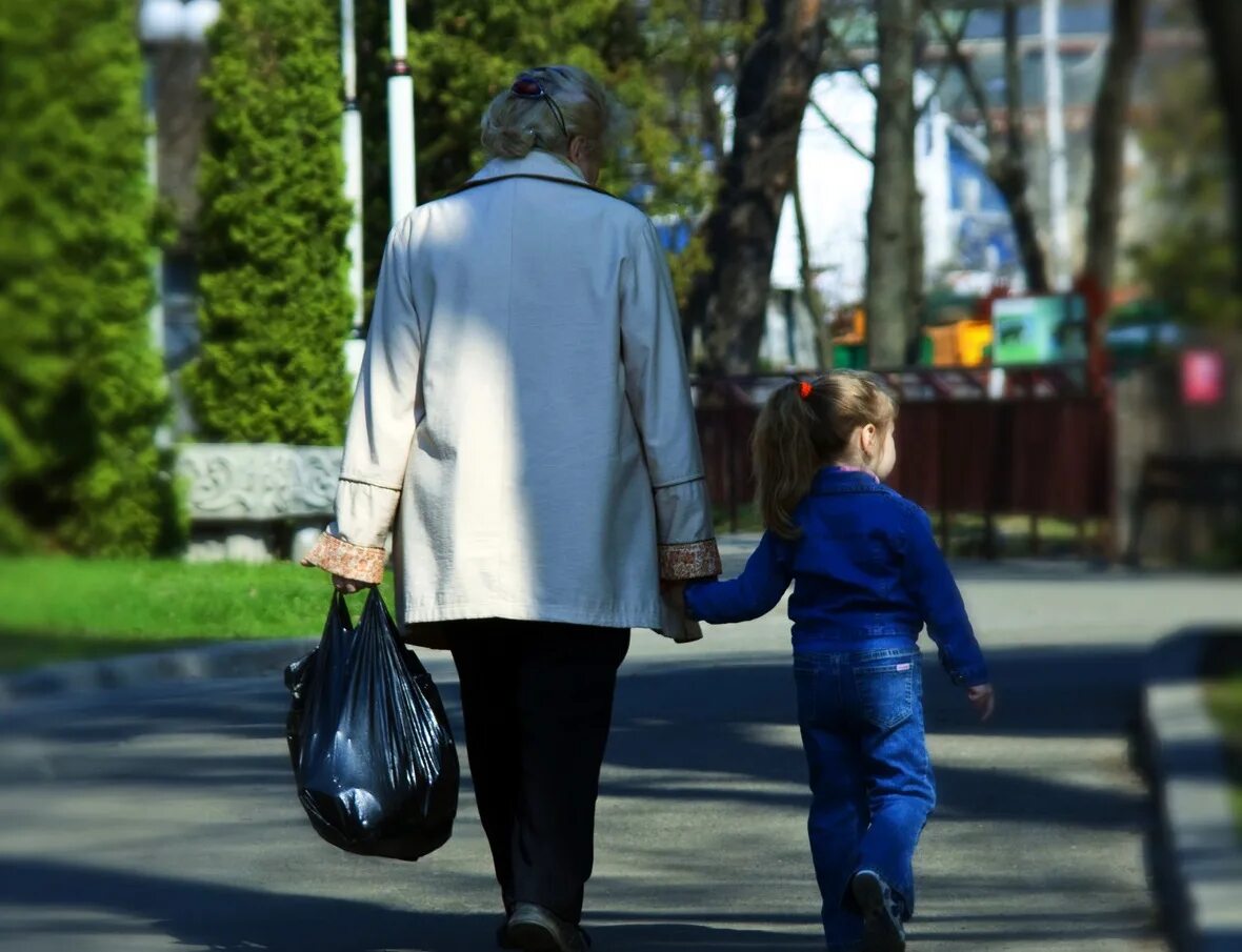 Мама пойдем на улицу. Родители ведут детей в сад. Родители ведут ребенка в школу. Родители ведут ребенка в садик. Мамы ведут детей в садик.