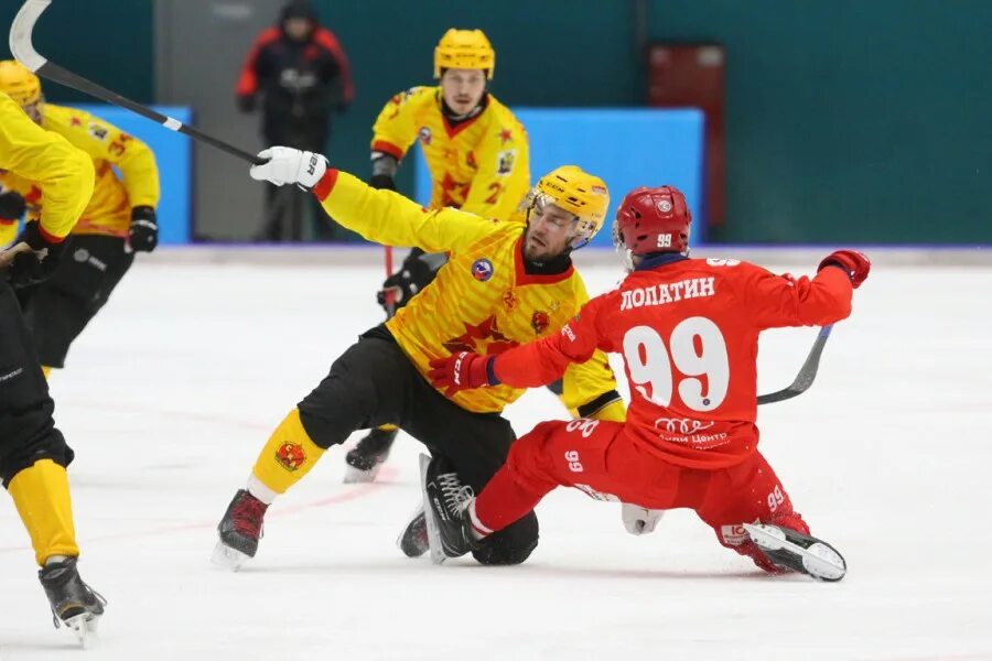 Сайт ска хабаровск с мячом. СКА-Нефтяник Пашкин. СКА-Нефтяник хоккей. СКА-Нефтяник Хабаровск хоккей с мячом.