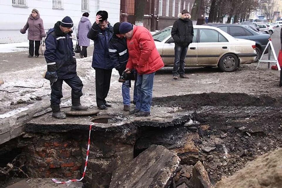 Где провалился асфальт. Провал асфальта. На Украине асфальт провалился. Заводское шоссе провалился асфальт.