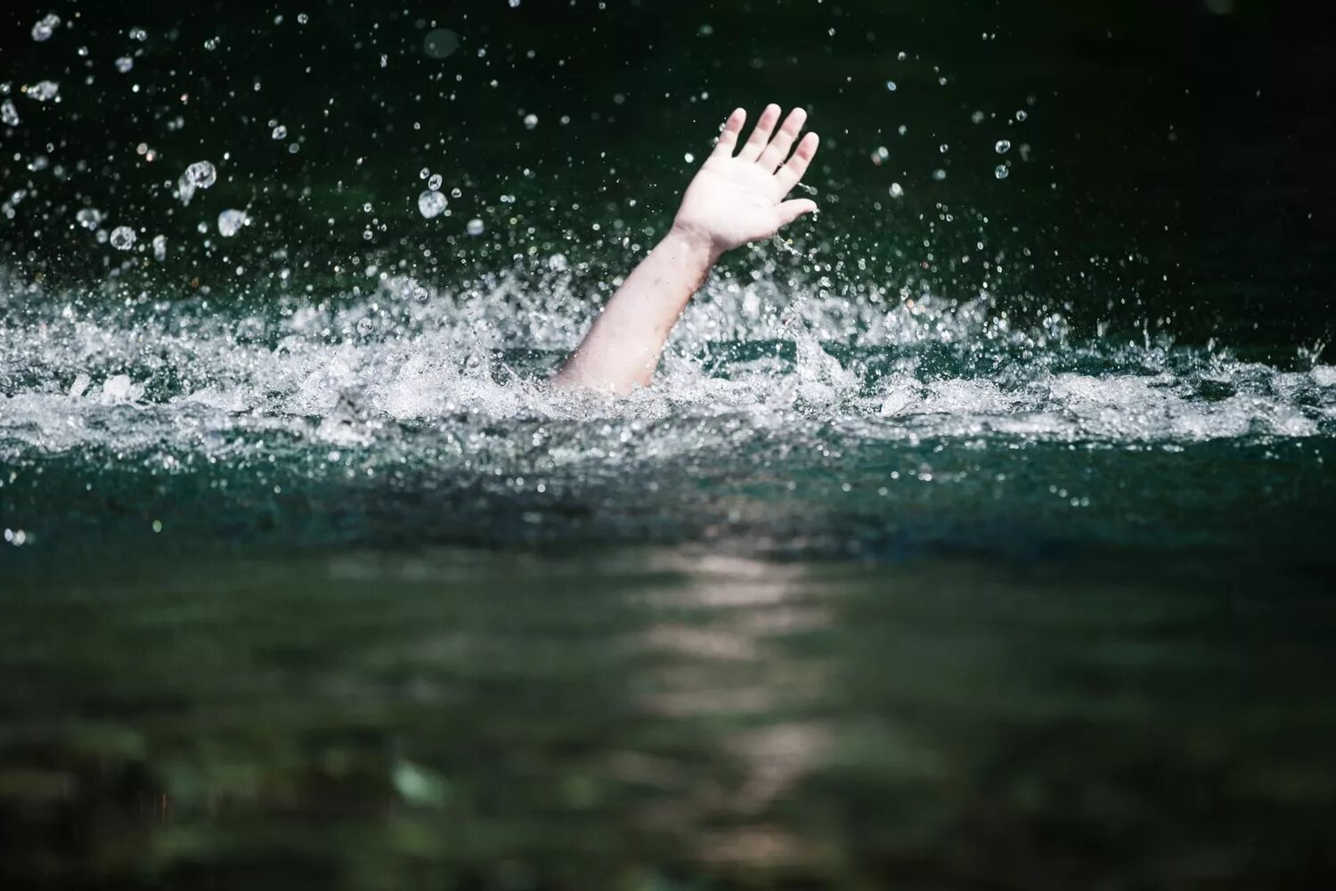 Живой утонуть. Тонущий человек. Человек тонет в воде. Рука из воды.