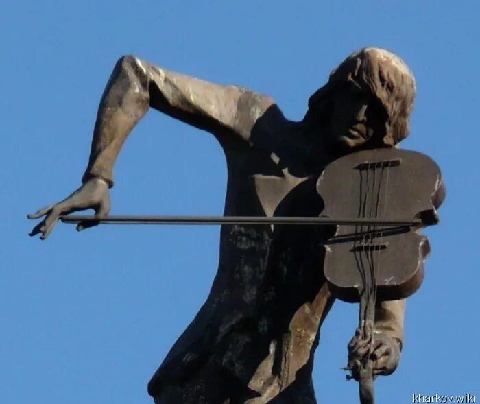 Скрипач на крыше слушать. В харькове памятник скрипача. скрипач на крыше памятник. скульптура скрипача в харькове. скрипач на крыше харьков.