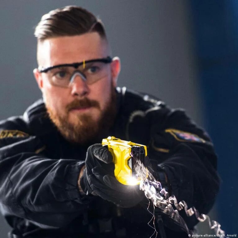 звук электрошока. звуковой отпугиватель собак. шокер пранк. звук шокера. электрошокер в женской руке.