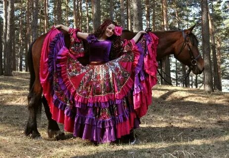 Цыганский народный костюм