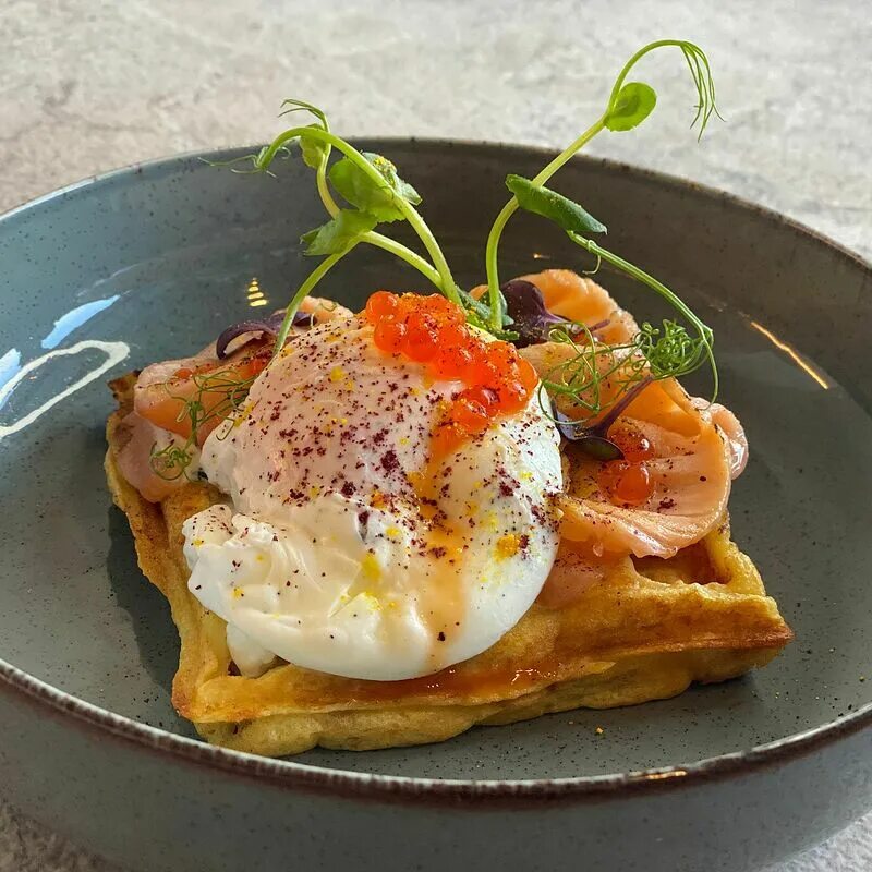 Картофельные вафли. Вафли с лососем и яйцом пашот. Dexp гриль венские вафли сэндвич. Lambic вафли бельгийские. Картофельные вафли с беконом.