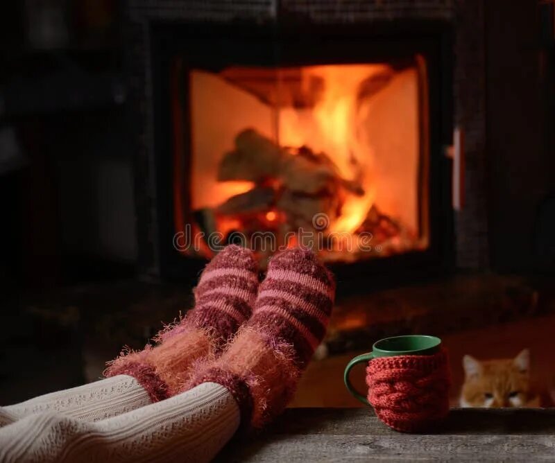 Греться у камина. Благодаря какому способу можно греться у камина. Девушка у камина с чашкой. Излучение теплопередача. Костер вид теплопередачи.