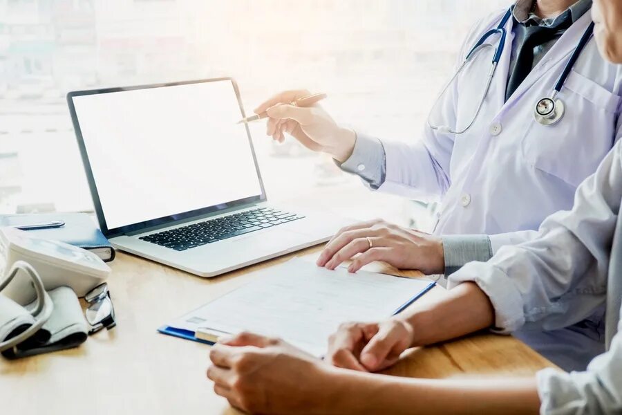 Врач с бумагами. S medica. Книги про врачей. Врач читает. S medica.