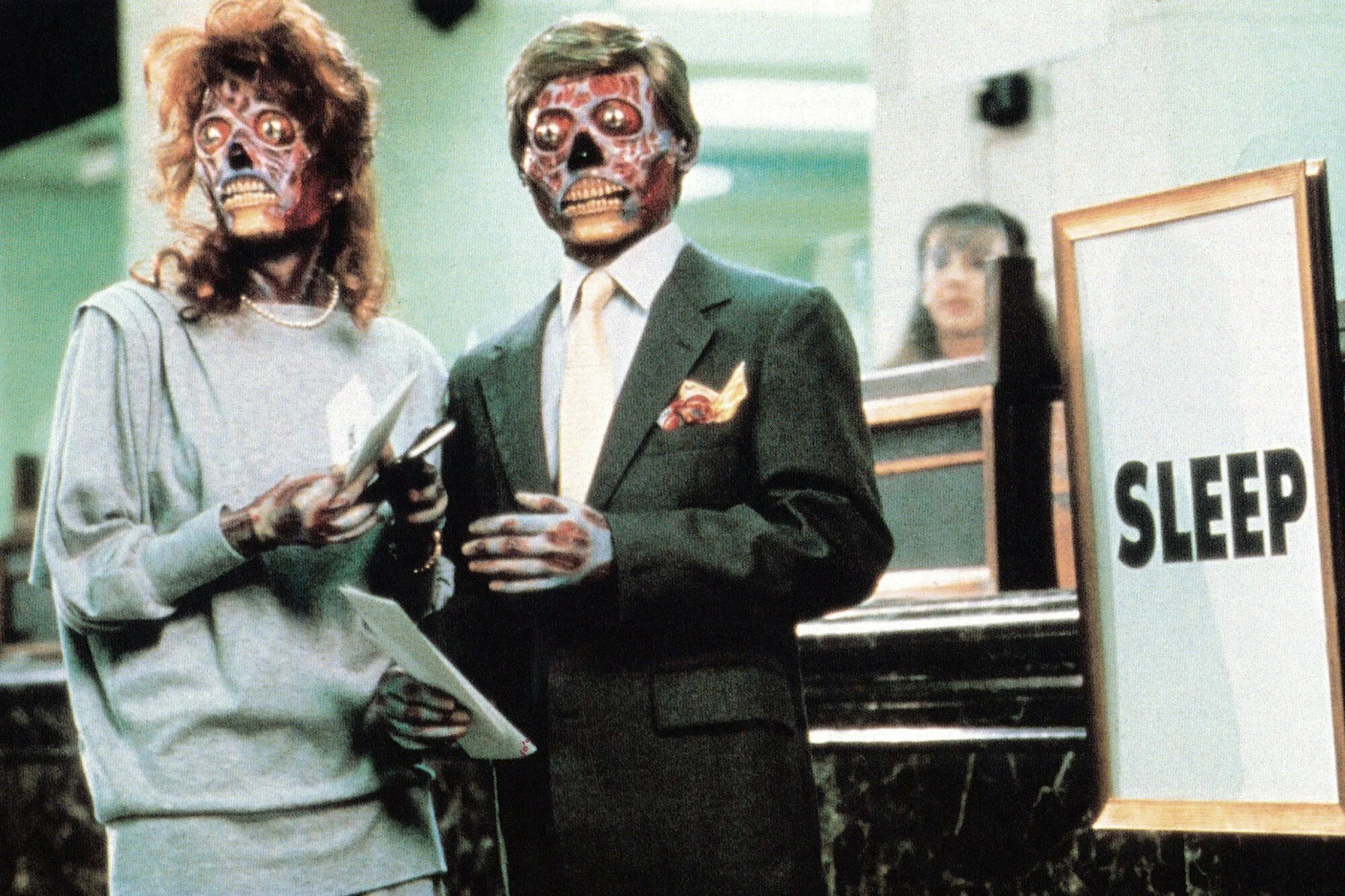 They live game. Чужие среди нас, 1988 Джон Карпентер. Мег Фостер чужие среди нас. Они живут 1988.