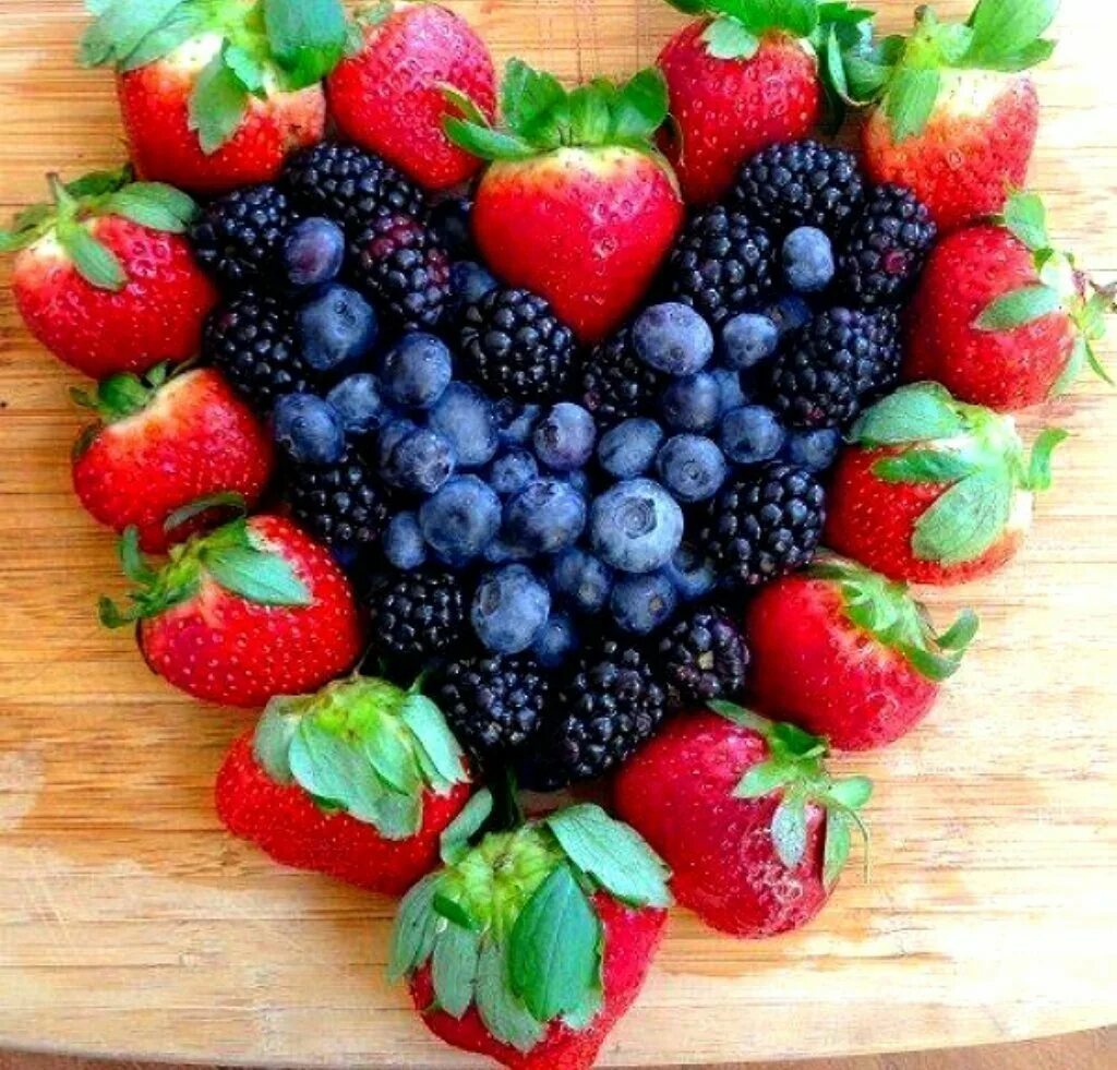 Хорошего дня фрукты. Красивые ягоды. Красивые фрукты. Лето фрукты ягоды. Клубника.