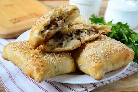Пирожки с мясом из слоеного дрожжевого теста