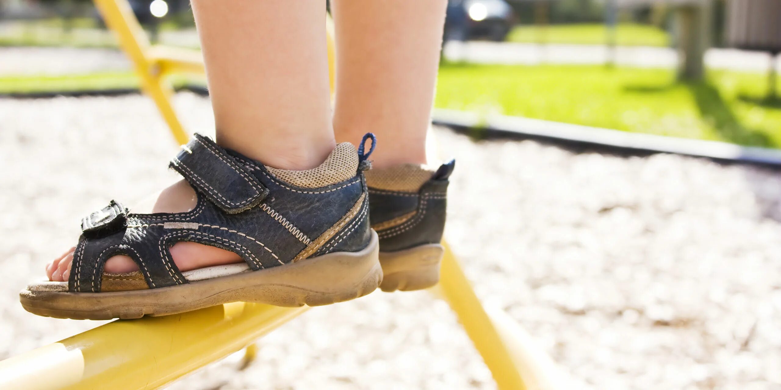 Спортивные босоножки на ноге у ребенка. Сандалии на ножке малыша. Девочка в сандаликах гуляет. Детские ноги в Сланцах.