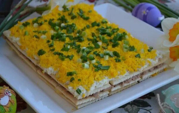 Салат праздничный с маслом. Салат шпротка. Украшение торта мимоза. Салат с крекером. Салат с крекером и курицей.