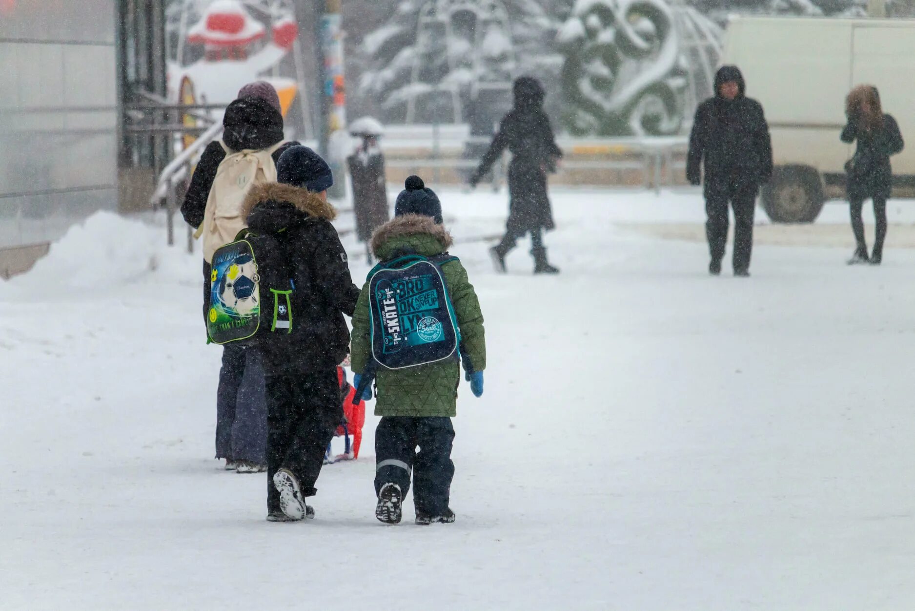 Дети идут в школу в Мороз. Школьники зимой. Мороз и школьники. Отменили занятия из за Морозов. Отменяется школа сегодня
