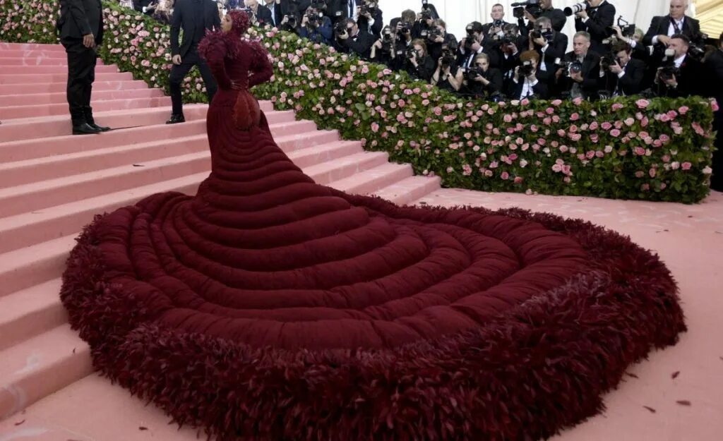 Блек лайвлм мет гал. Cardi b met gala 2019. Платье песочного цвета озон. Платье песок мет. Платье из золотого люрекса.
