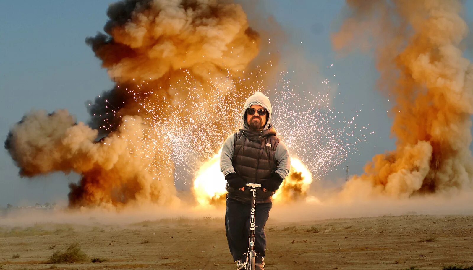 Видео взрывающихся людей. Fire explosion. Vzrriv. Чел на фоне взрыва. Видео взрывающихся людей.