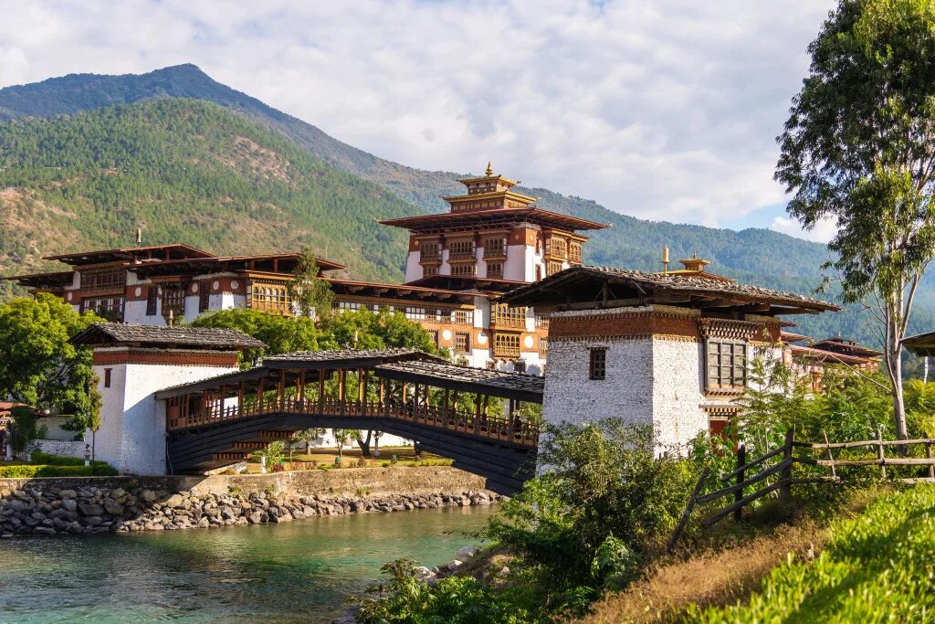 Бутан виды. Крепость-монастырь Пунакха-дзонг. Монастырь Пунакха-дзонг (бутан). Крепость монастырь Пунакха-дзонг бутан. Бутан крепость Друкгьял-дзонг.