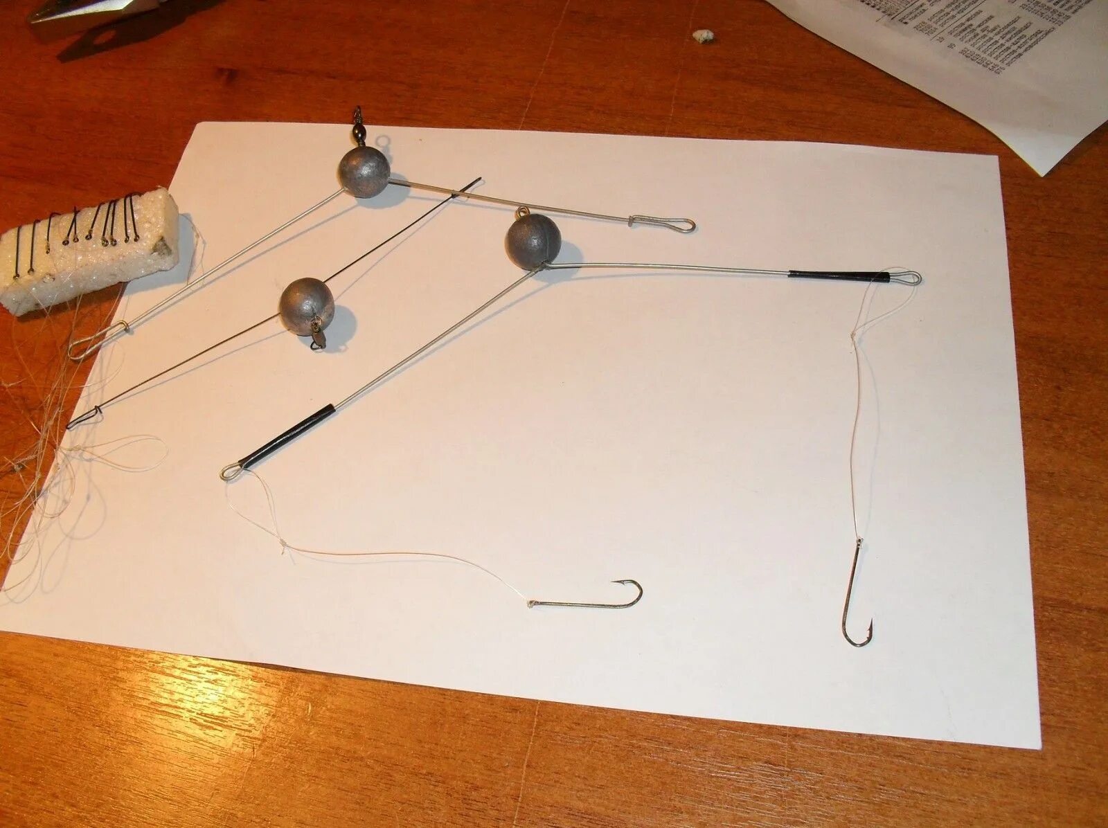 Ловля снастями своими руками. Оснастка зимней удочки на леща коромысло. Оснастка коромысло на леща. Оснастка коромысло для зимней рыбалки на леща. Ловля леща зимой на коромысло снасть.