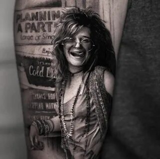 Tatuagem da cantora Janis Joplin no estilo realismo. 