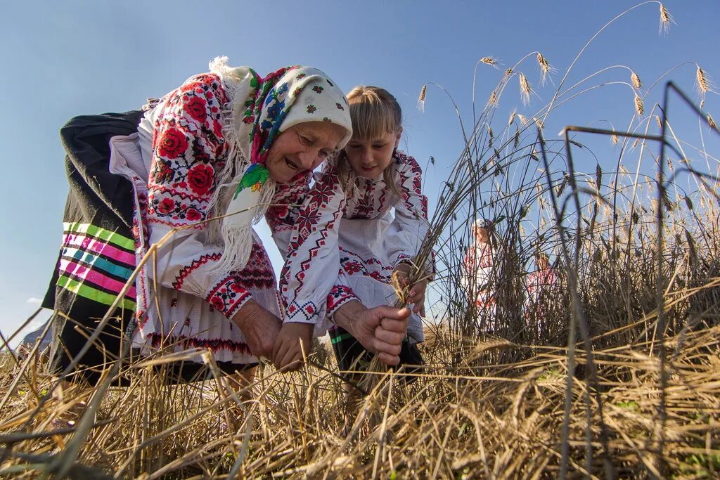 Счастье беларусь. Белорусский национальный костюм мужской. Беларусу і ў парыжы сняцца. Культура народа белоруссии. Белорусская национальная семья.