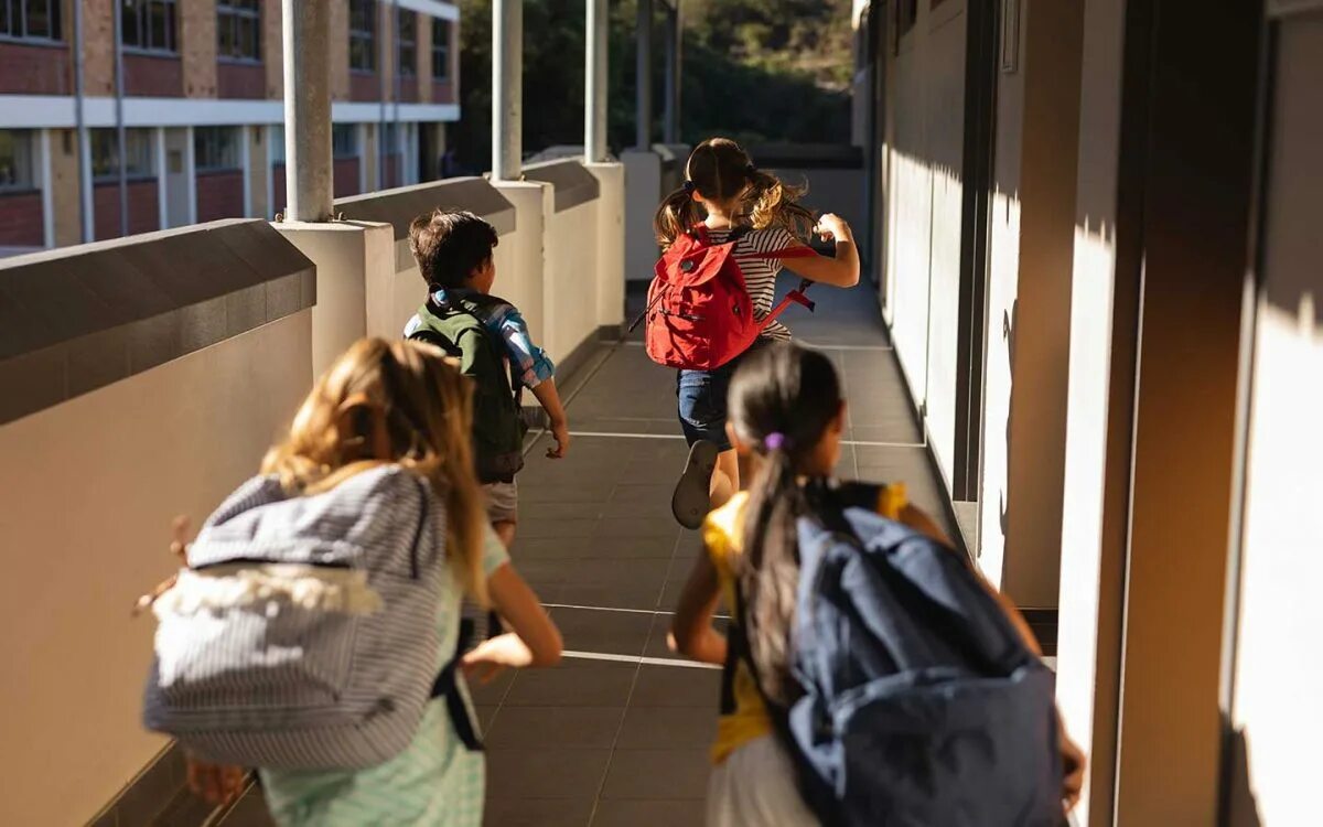 Ученик бежит в школу. Бег в школе по коридорам. Школьники бегают по коридорам. Дети бегают по коридору.