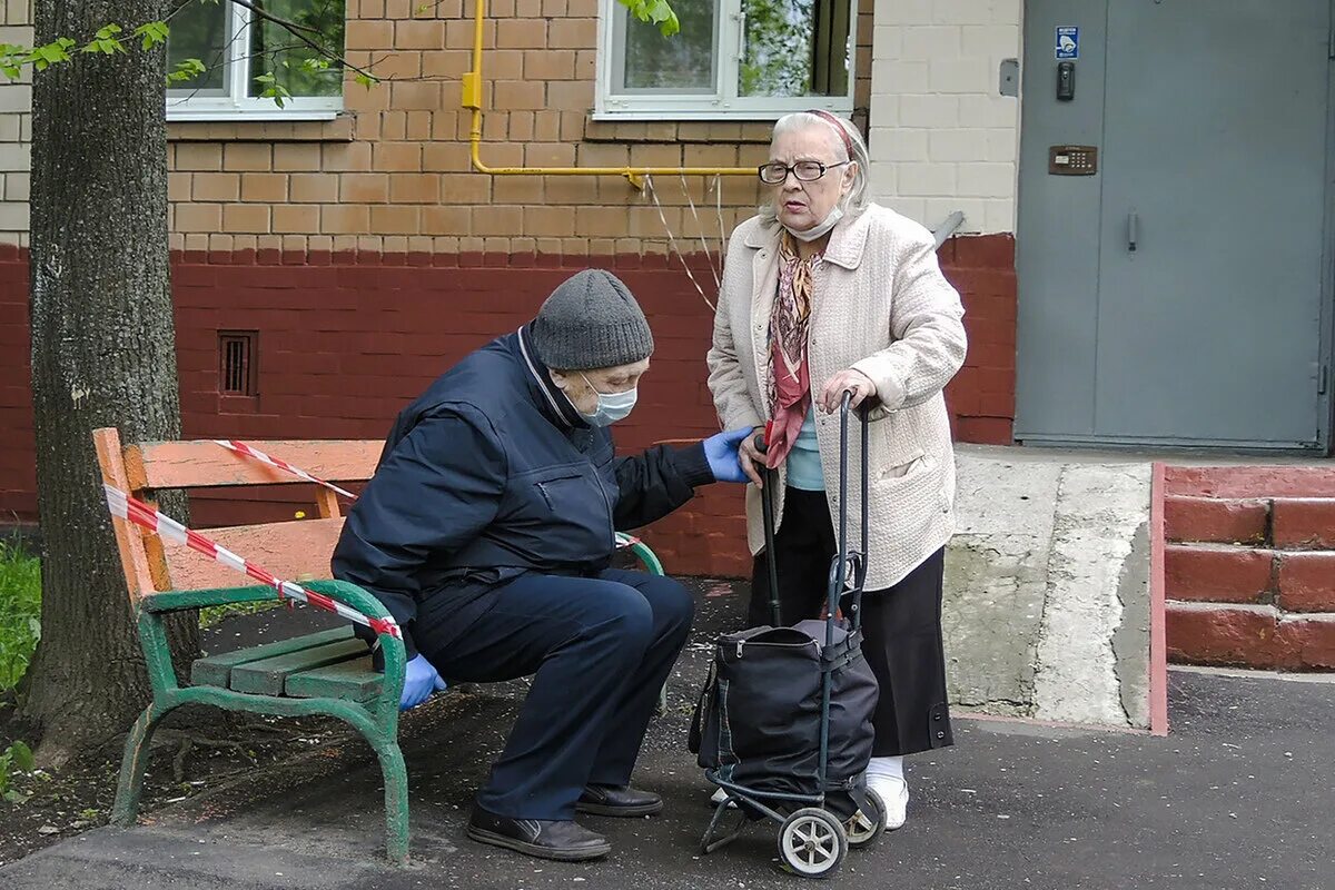 Новости про пенсионеров. Пенсия бедность. Уровень жизни старики. Пенсионер получает пенсию. Граждане пенсионного возраста.