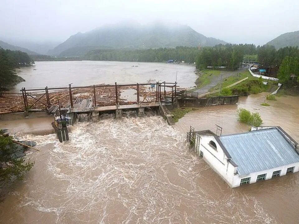 Уровень воды в катуне на сегодня. ГЭС Чемал горный Алтай. Чемальская ГЭС паводок. Чемальская ГЭС потоп. Алтай ГЭС Чемальская ГЭС.