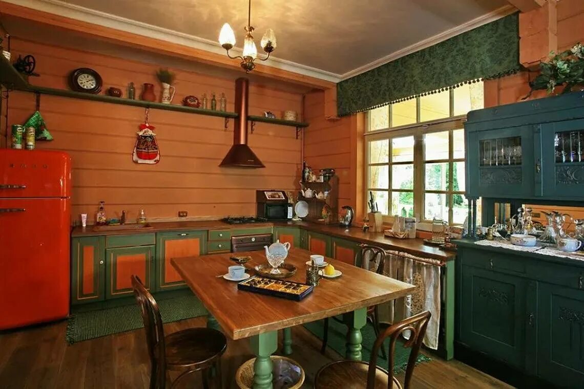 кухня вдеревеском стиле. кухня обшитая вагонкой. отделка кухни на даче. кухня в древестном стиле. стены на кухне на даче.
