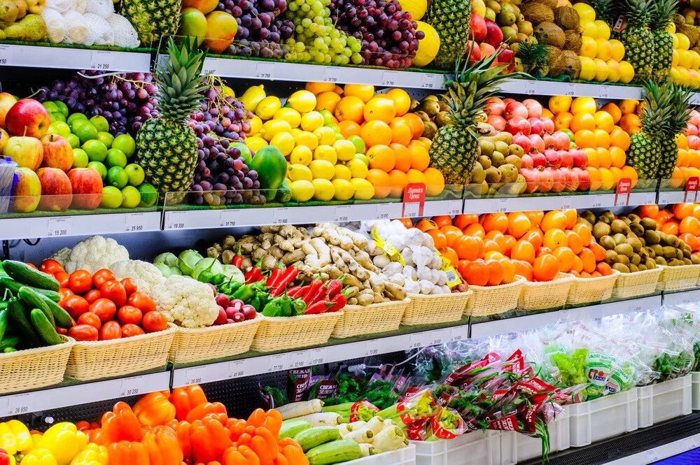 Vegetables shop. Выкладка овощей и фруктов. Выкладка овощей и фруктов в магазине. Красивая выкладка овощей и фруктов. Магазин овощи фрукты.