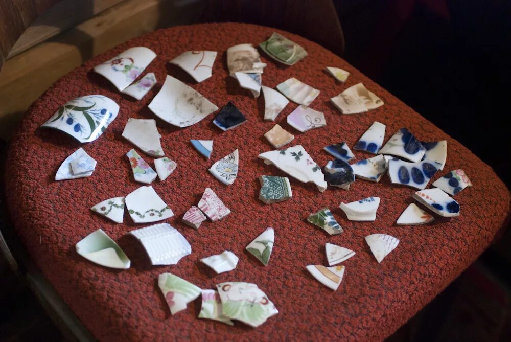 Бить бокалы на свадьбе. А еще по разбитым тарелкам гадали новобрачные. А еще по разбитым тарелкам гадали новобрачные. Девушки гадают на святки. Зеркало мистика.