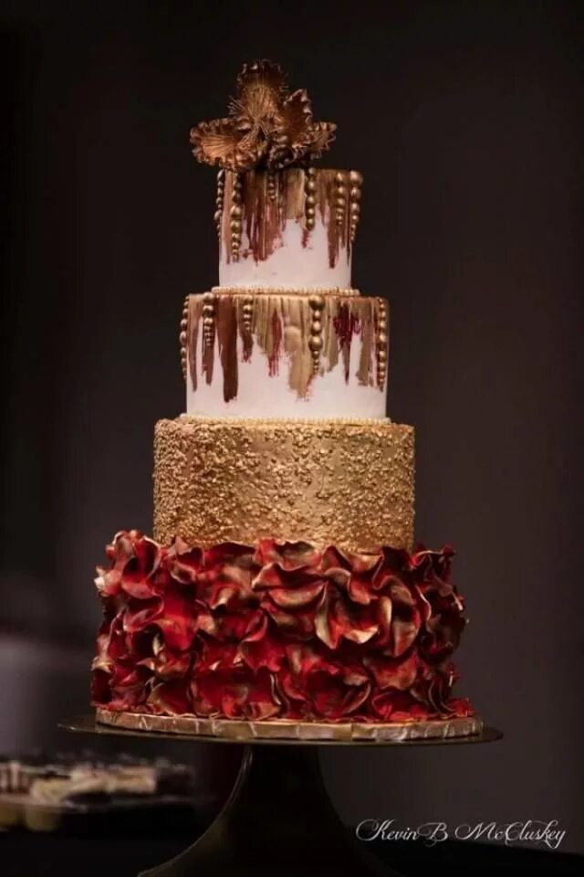 Большой торт. Шикарный красный торт. Торт свадебный в золотых тонах.