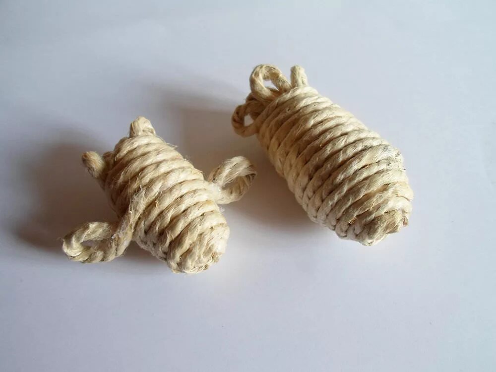 стоппер для двери из каната. как сделать кошку из веревки. бечевка для когтеточки. игрушки для котят своими руками. веревка для когтеточки.