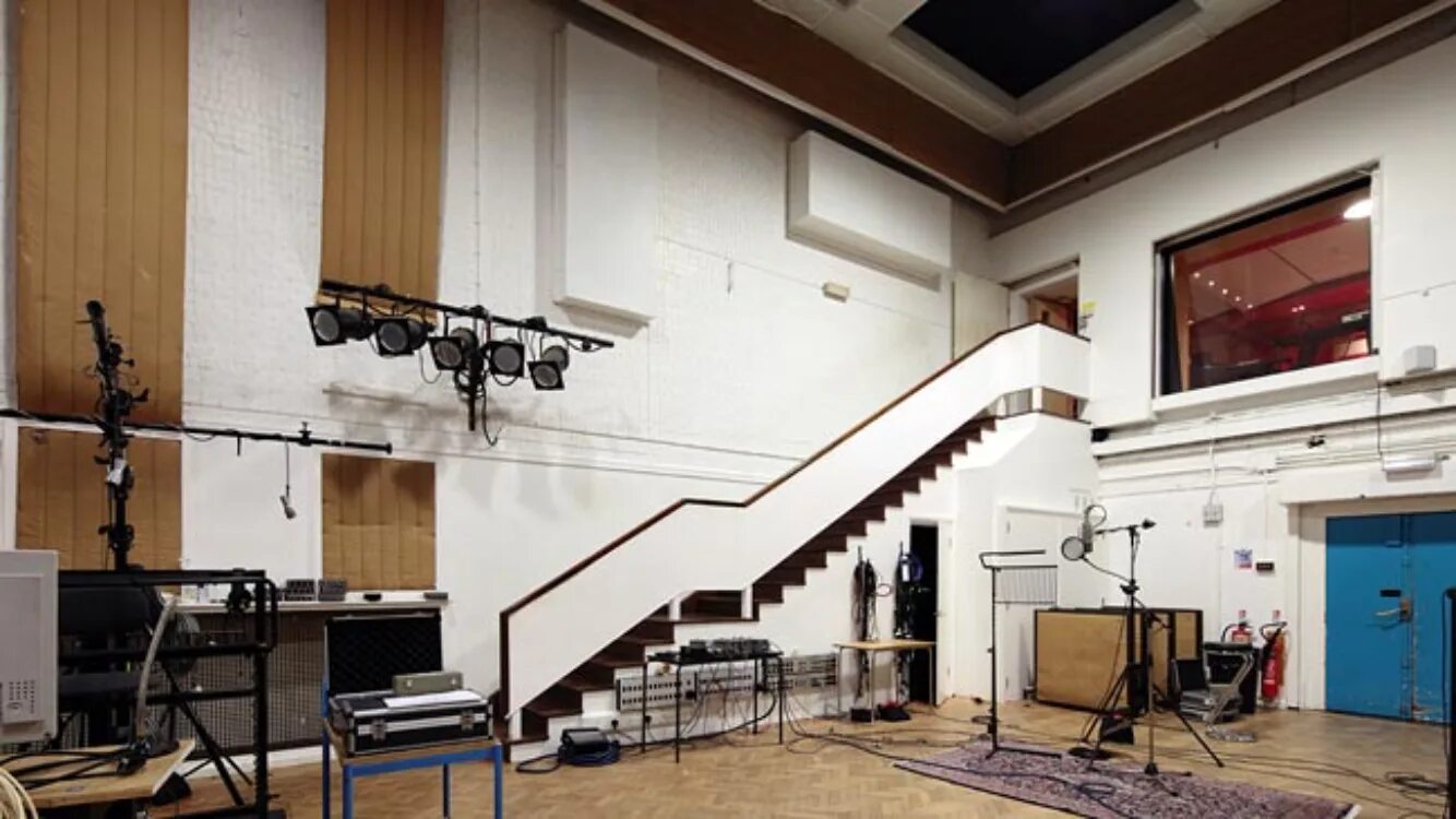 Road studio. Abbey Road Studio. Abbey Road студия. Битлз на студии Эбби роуд. Звукозаписывающая студия «Эбби-роуд».