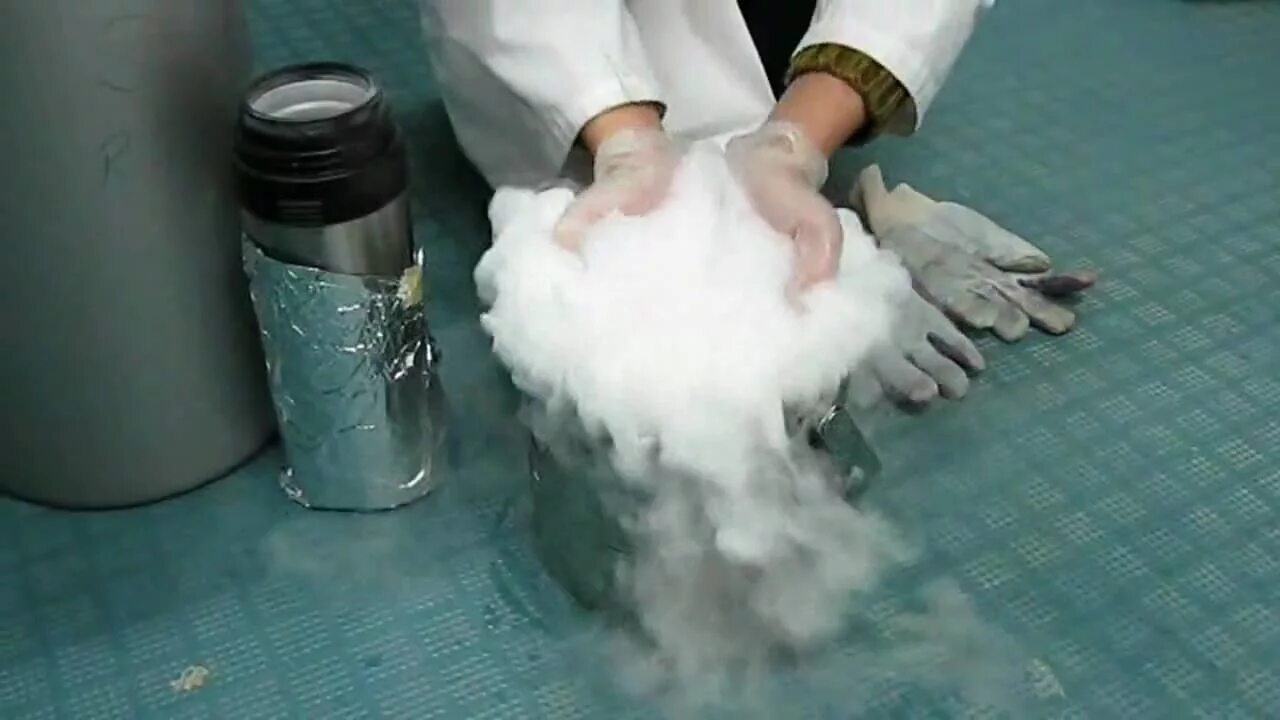 С помощью жидкого азота