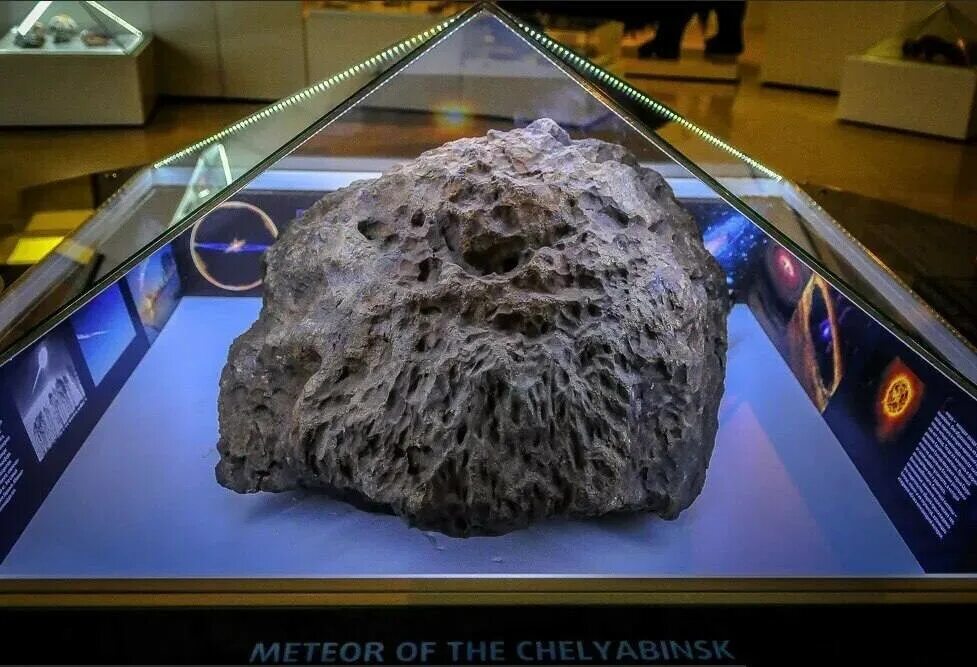 Упадет метеорит 2013. Челябинский метеорит 2013. метеорит в музее челябинска. челябинский метеорит 15 февраля 2013. падение метеорита челябинск.
