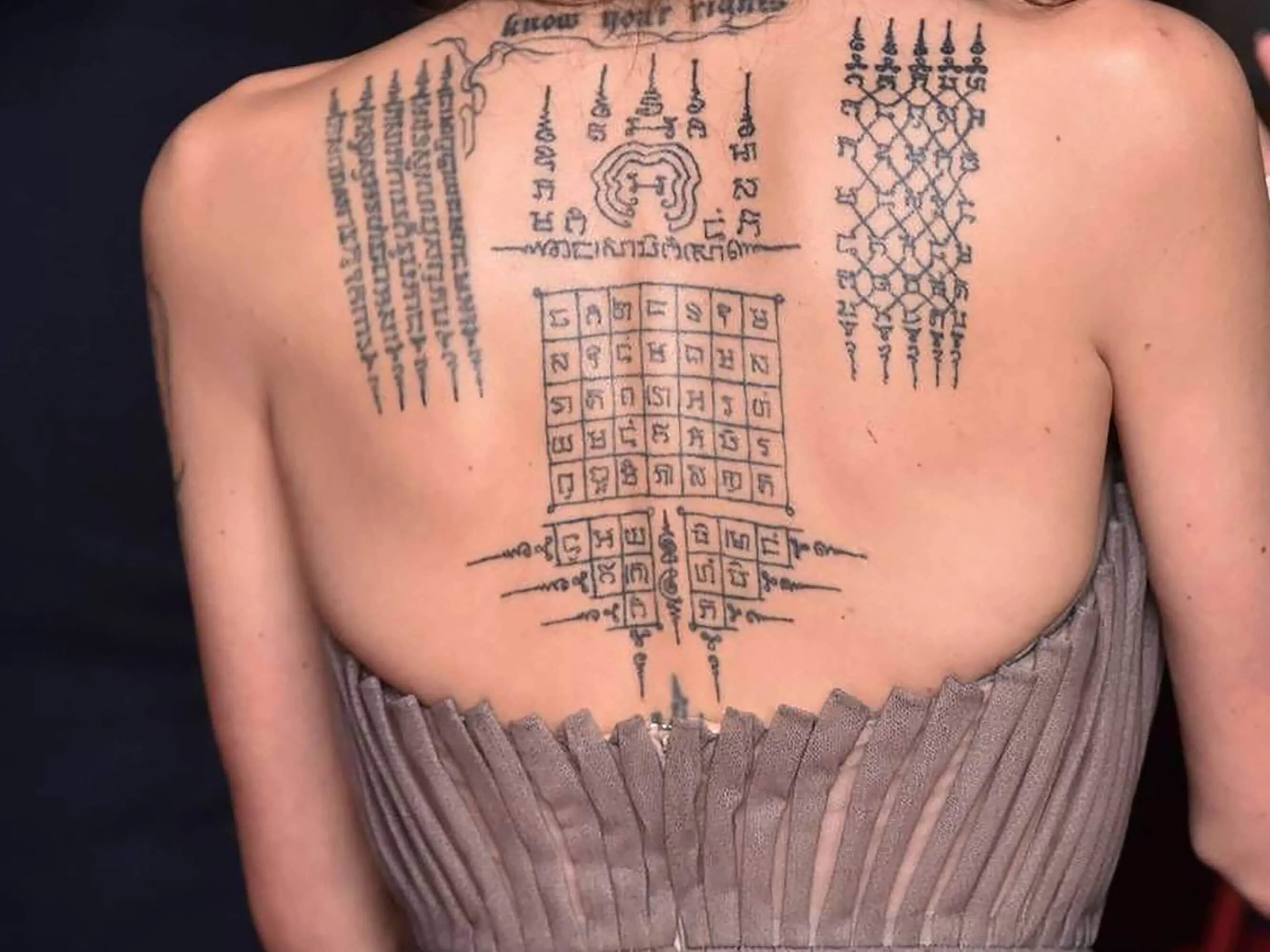 Тату анджелины джоли. Тату джоли на спине. Тату анджелины джоли фото. Татуировки анджелины джоли. Тату анджелины джоли.