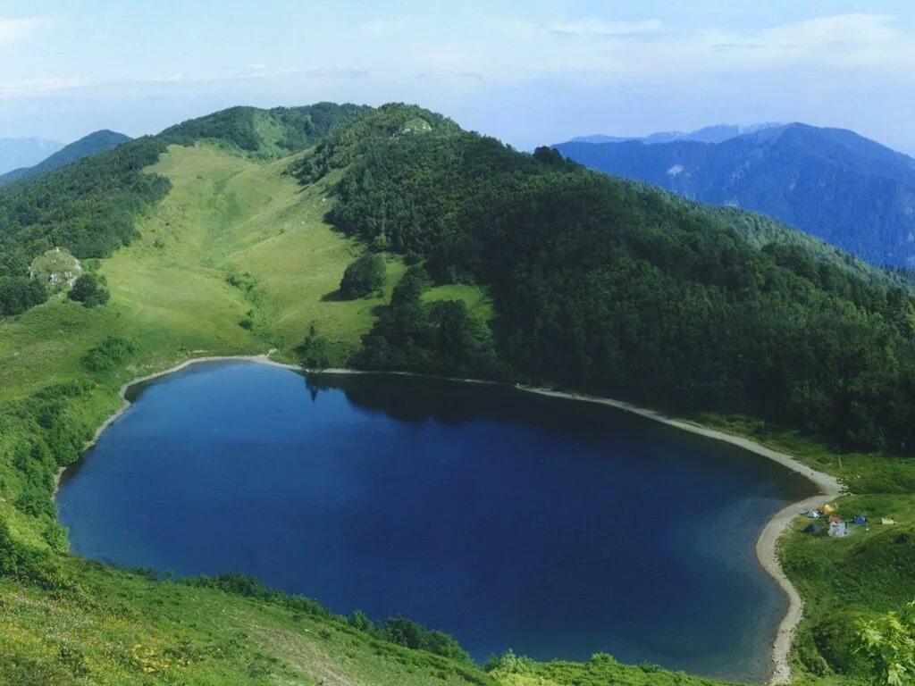Самое большое озеро края. Озеро Хуко. Озеро Хуко Адыгея. Озеро Хуко Сочи. Кавказский заповедник озеро Хуко.