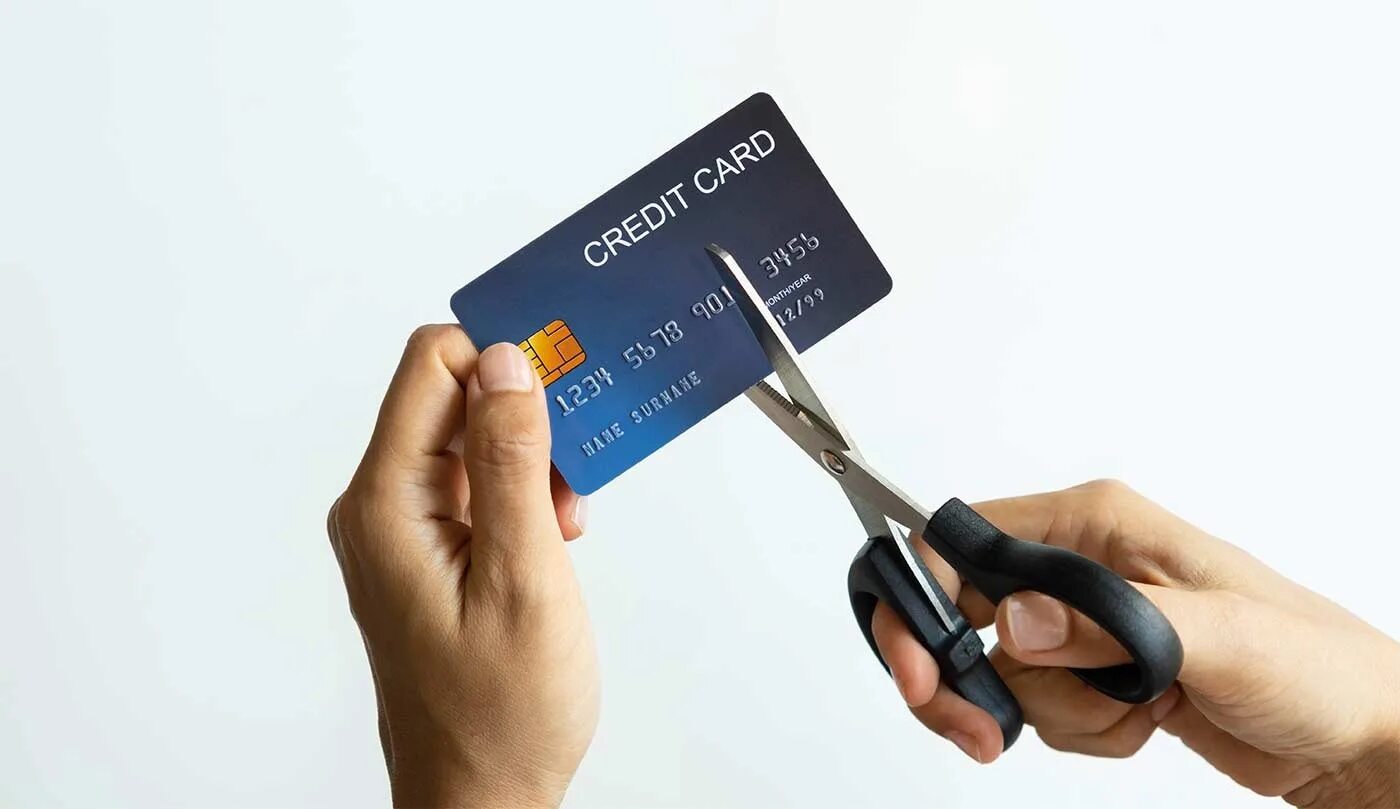 Кредитка 1. Кредитная карта. Девушка режет кредитную карту. Ножницы и кредитка. Порезана кредитная карта.
