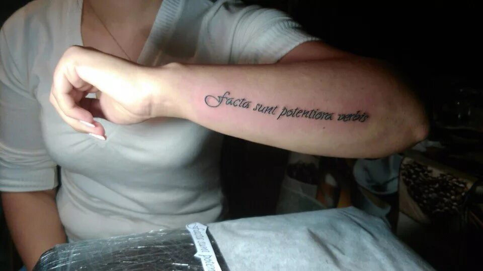 Татуировки надписи на латыни. Esse quam videri татуировка. Нет ничего невозможного на латыни. Тату надписи. Vivere est cogitare тату.