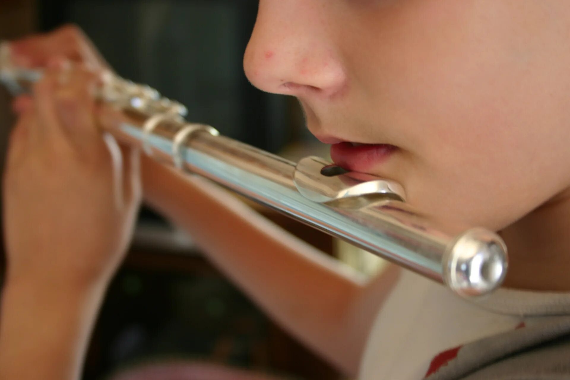Музыка музыкальные инструменты флейта. Флейта. Игра на флейте. Музыкальный инструмент в который дуют. Флейта в руках.