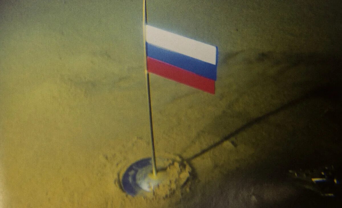 Российский флаг на дне океана