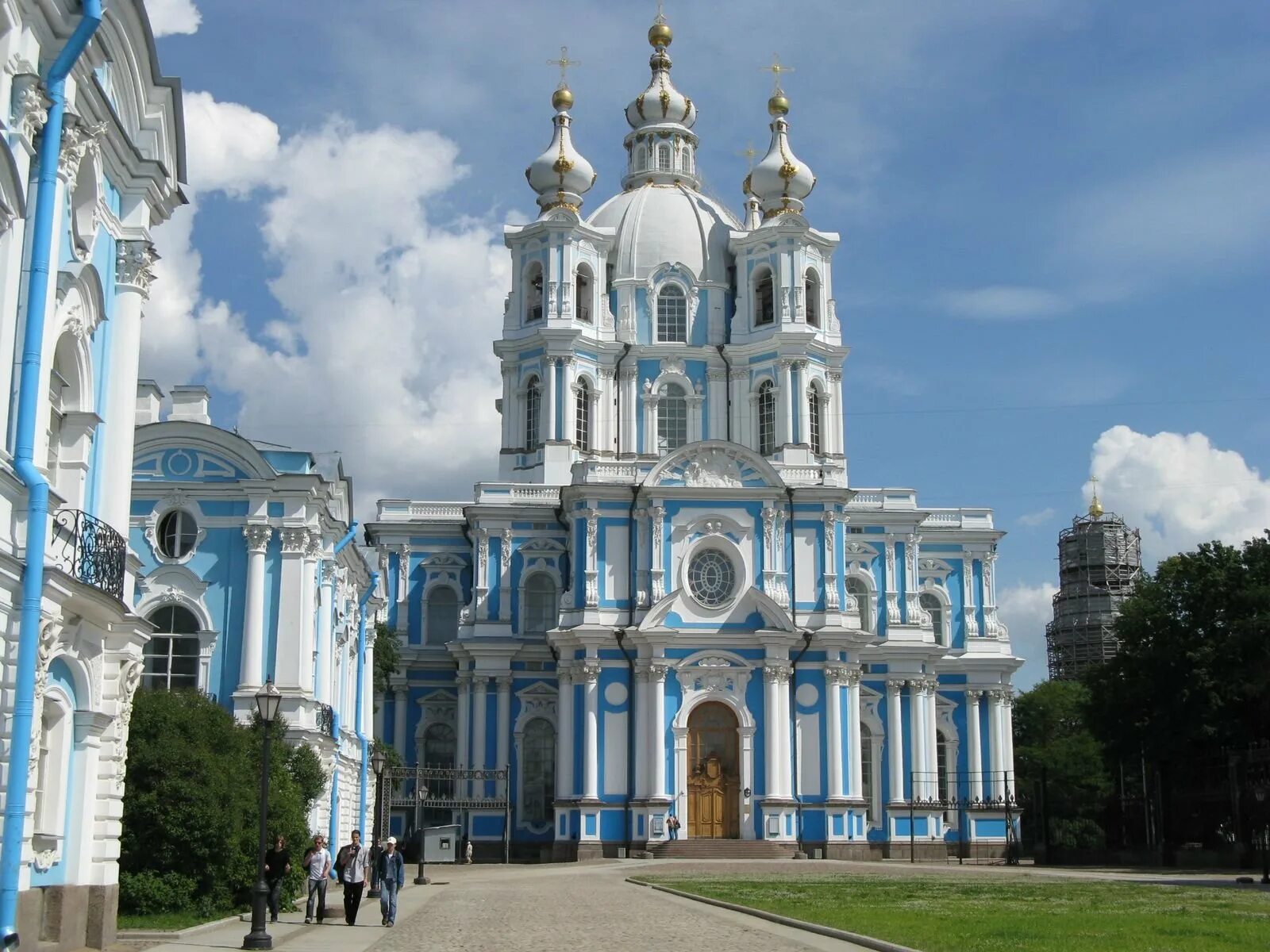 Здания барокко в санкт петербурге. Смольный дворец растрелли. воскресенский собор смольного монастыря барокко. смольный воскресенский собор франческо растрелли. смольный собор растрелли.
