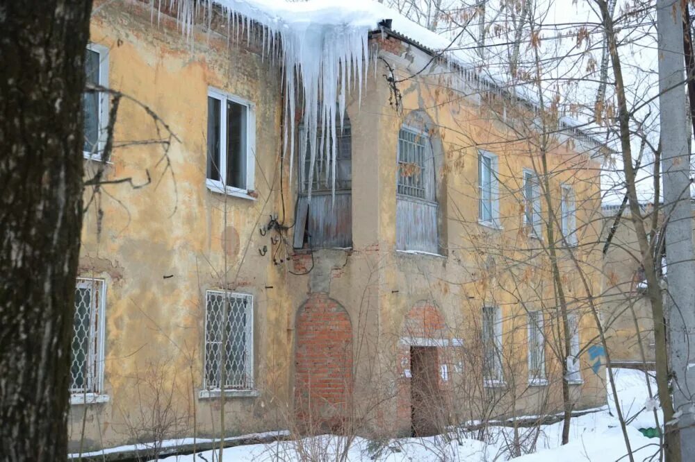 Аварийное жилье калининград расселение. Аварийное жилье. Расселение аварийных домов. Снос дома. Снос аварийного жилья.