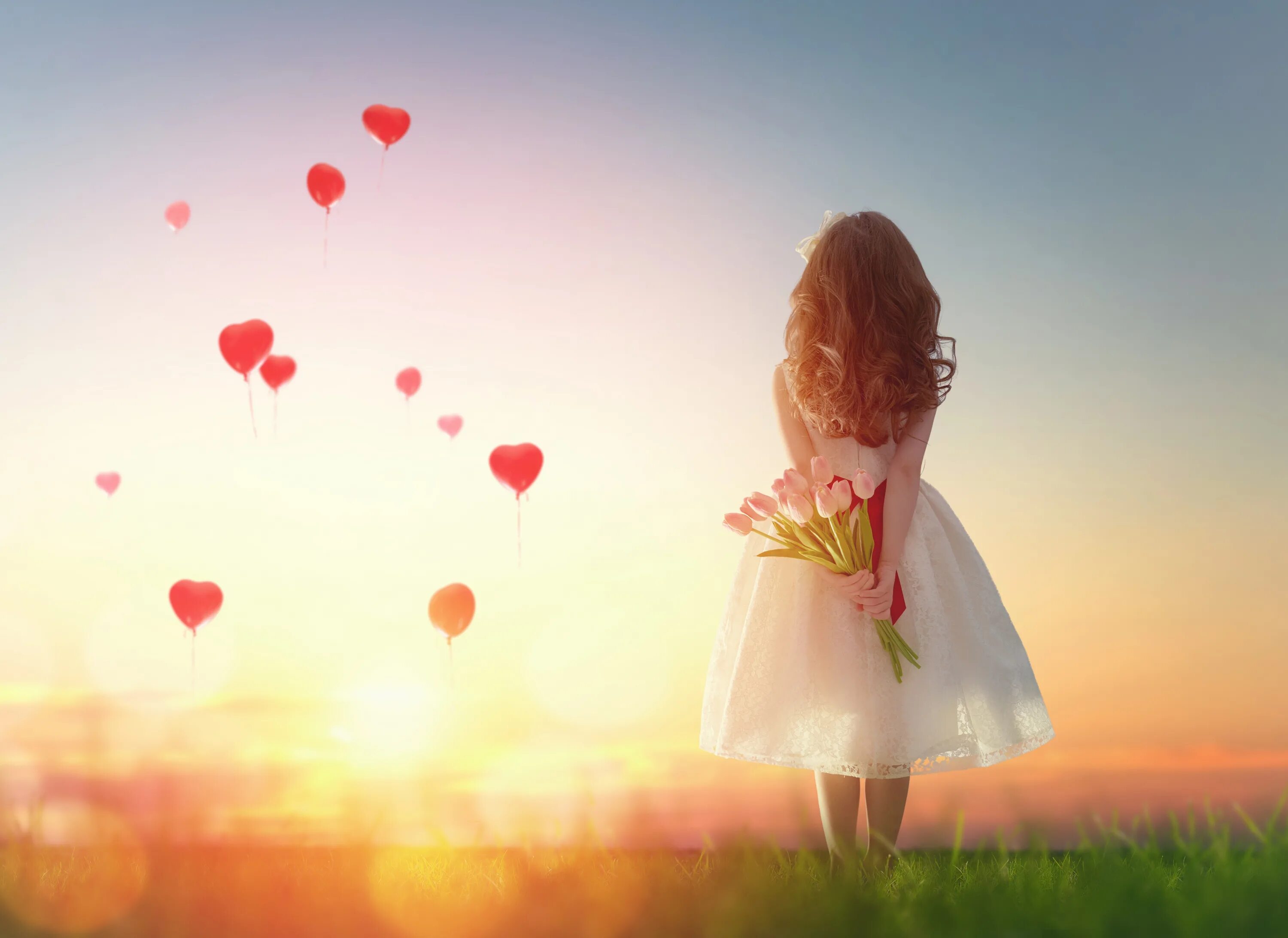 Lovely dreams. Романтичная девушка. Девочка с сердечком. Девочка с цветами. Девочка с шариком сердечком.