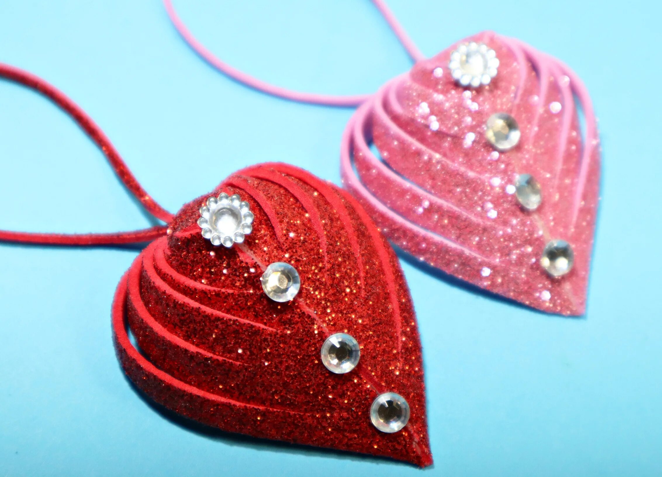 Сердечки из глиттерного фоамирана. Сердце из фоамирана. Сердечко из фоамирана объемное. Сердечко из фоамирана своими руками. Светильник из фоамирана сердце своими руками.