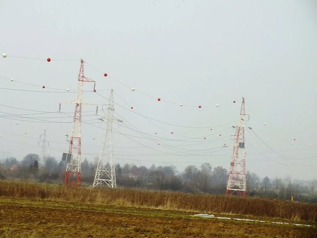 Сигнальные шары маркеры на вл-110кв. Кабели для высоковольтных линий электропередачи. ЛЭП красный. Маркер ЛЭП. Шары на лэп над дорогой