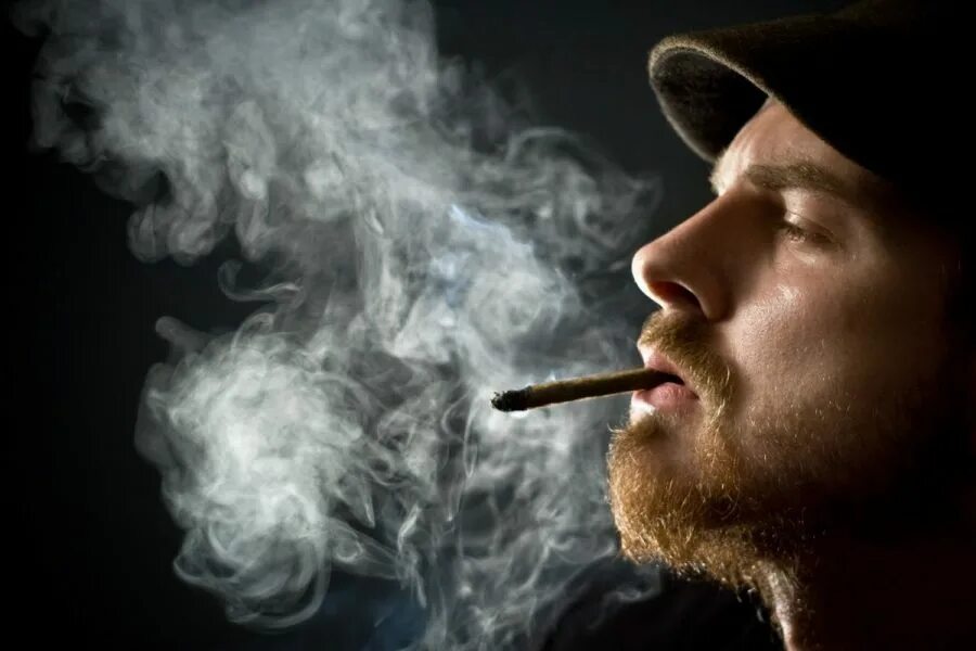 Smoking remembers. Курение сигарет. Smoking remembers. Человек в сигаретном дыму. Курит сигарету.